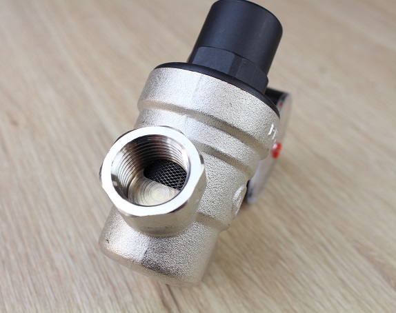 Редуктор давления Romstal 1/2" с манометром, 0-60°С 2